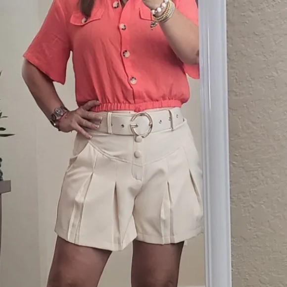 Cream pleated short skirt - Picture 2 of 4